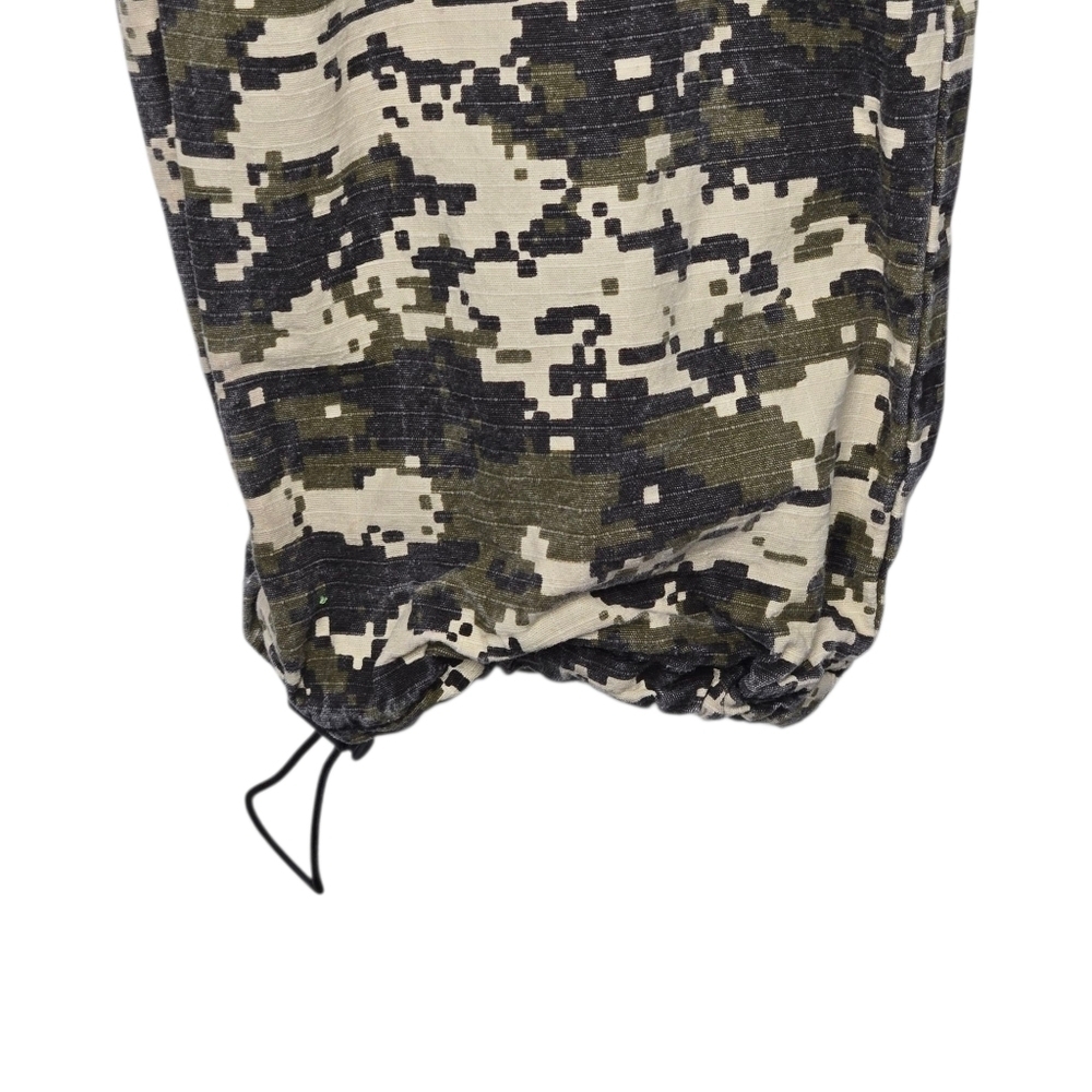 Boohoo MAN Men Relaxed Toggle Hem Pixilated Modal Green Camo Cargo Pants Size 26 - Picture 3 of 11